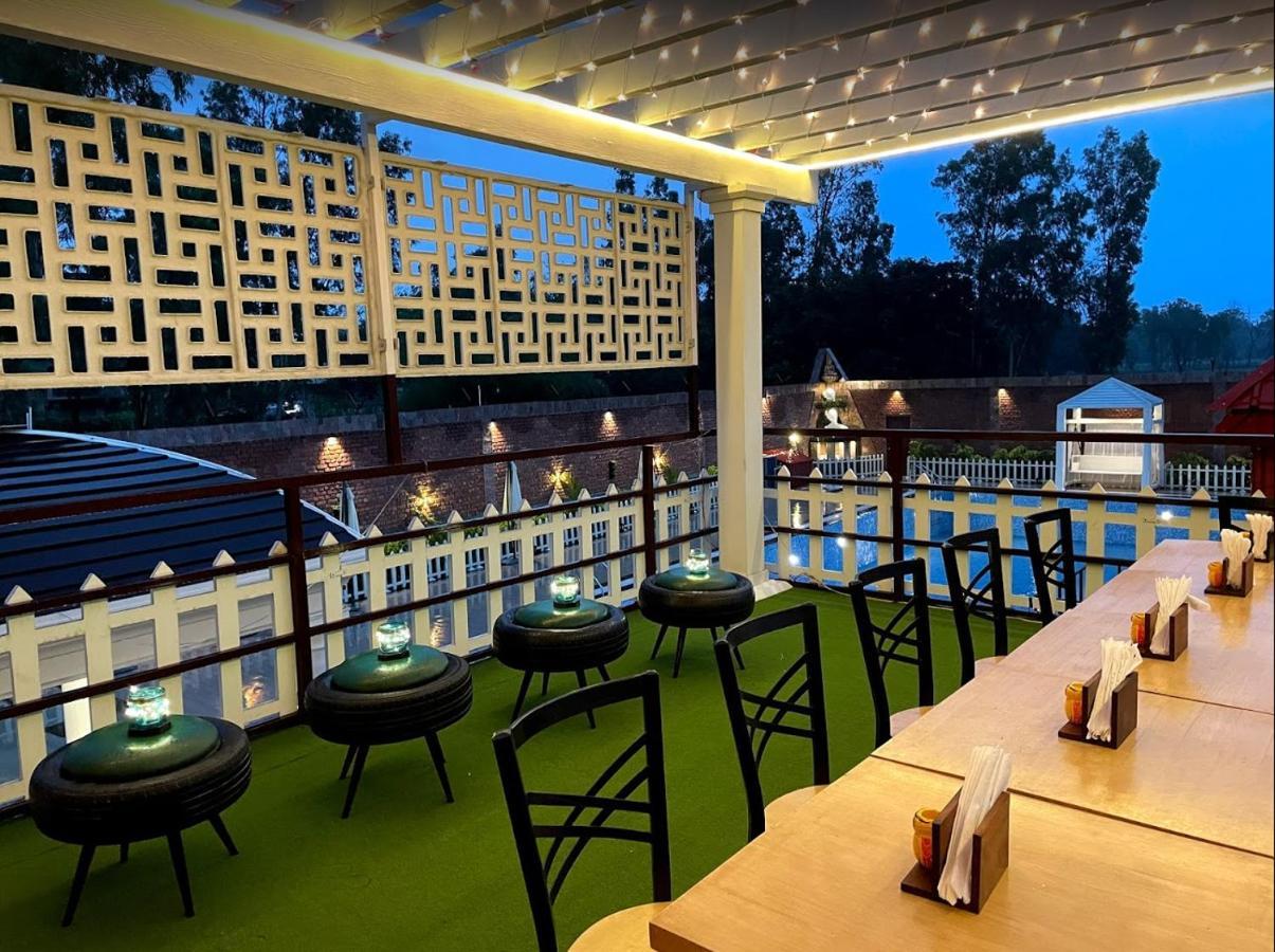 Yashmay Villa Club&Resort Gonda Esterno foto
